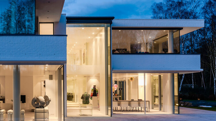 luxury-home-with-walls-of-sliding-glass