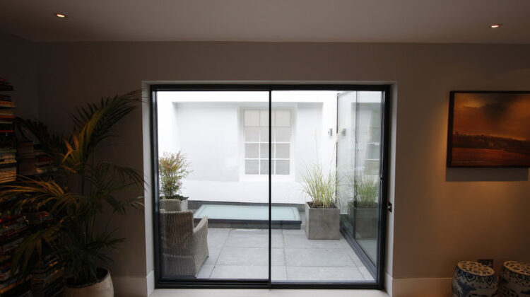 minimal-windows-sliding-glass-doors-roof-top-extension