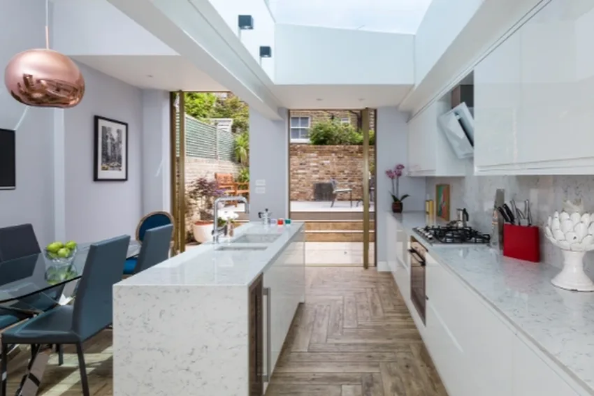 London home extension with large aluminium pivoting patio doors